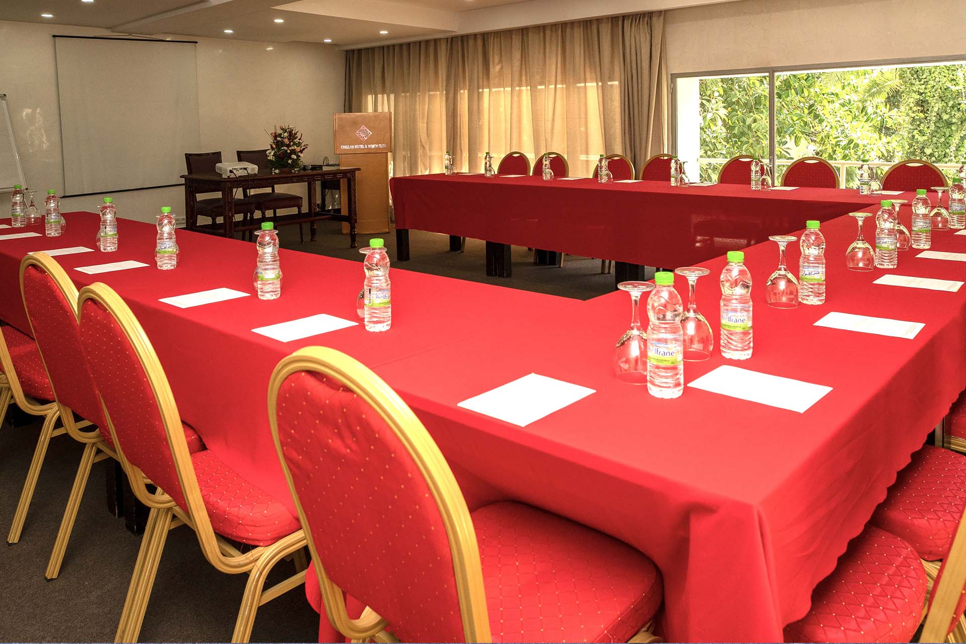 Sala de reuniones con mesas dispuestas en U en el hotel Chellah
