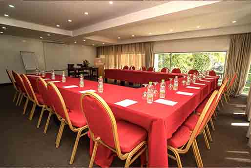 Sala de reuniones con mesas dispuestas en U en el hotel Chellah